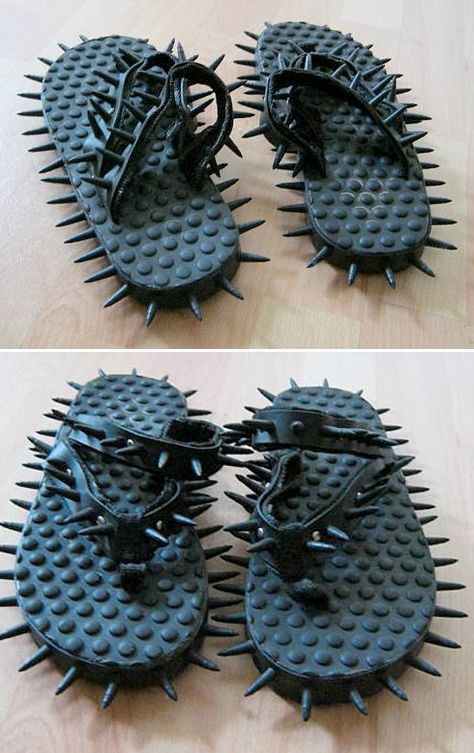 Goth flip-flops Beach Goth, Alt Shoes, Traditional Goth, Fancy Fits, Summer Goth, Fade Styles, Goth Style, Fashion Catalogue, Punk Goth