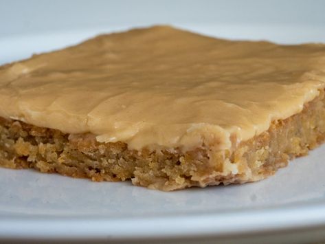 Peanut Butter Lunch Lady Cookie Bars | 12 Tomatoes Homemade Cookie Bars, Diy Sweets, Mailing Cookies, Brownie Vegan, Peanut Butter Sheet Cake, Peanut Butter Cookie Bars, Table Spread, Cooking Panda, Easy Frosting