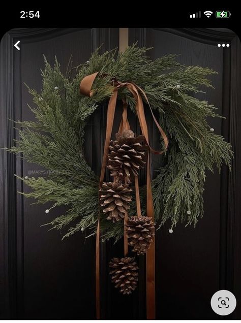 Julkransar Diy, Natural Christmas Wreaths, Dekoratívne Vence, Christmas Decor Inspiration, Front Porch Christmas, Natural Christmas, Christmas Inspo, Christmas Porch, Noel Christmas