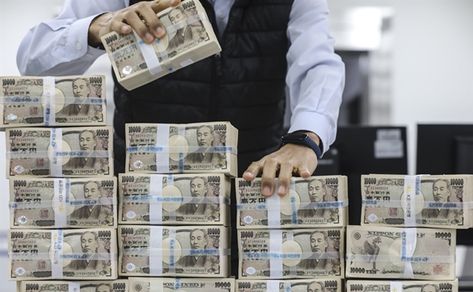 Koreans' combined purchase of the Japanese currency at local banks jumped nearly fivefold in May from a year earlier, data showed Sunday, as more people took advantage of a weaker yen. Japan Currency, Japanese Currency, Open Luggage, Japanese Yen, Data Show, Money Bank, Japan Travel, A Year, Banks