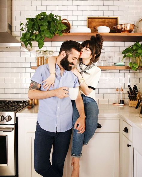 First Home Pictures, Lifestyle Photography Couples, Minimal Kitchen Design, Cheap Date Ideas, New Darlings, Indoor Family, Home Photo Shoots, Mario Sorrenti, Paolo Roversi