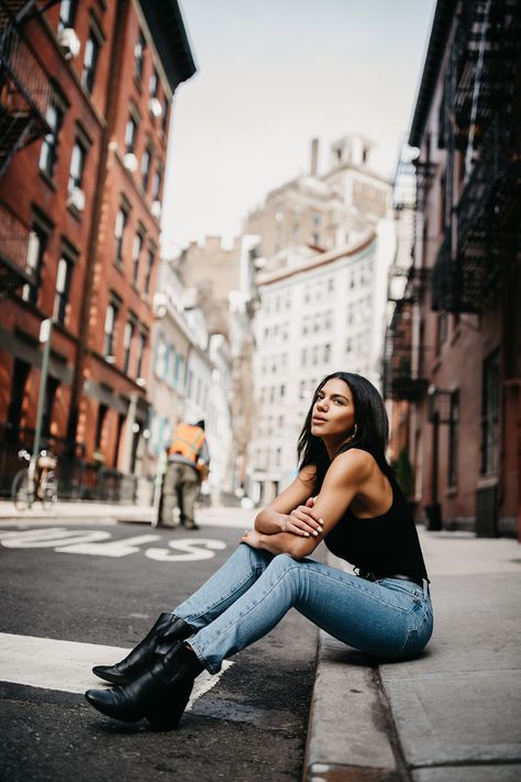 My top 5 PHOTOGRAPHY LOCATIONS in West Village. Model In City Photography, Street Portrait Photography Women, Street Women Photography, City Portrait Photography Ideas, Pictures In The Street, Photo Styles For Women, Location For Photoshoot, In Town Photoshoot Ideas, Photoshoot Ideas Outdoor City