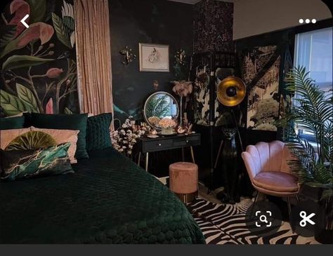 Feminine Eclectic Botanical, Maximalist Bedroom Decor, Classic Luxury Living Room, Decoration Living Room Ideas, Maximalist Bedroom, Beautiful Living Room Ideas, Luxury Living Room Decor, Dark Home Decor, Dark Home