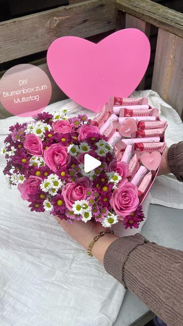 Julias Deko Home on Instagram: "DIY - Blumenbox zum Muttertag 💕🌸  Hallo ihr Lieben 🤍  Ihr wollt zum Muttertag nicht einfach nur einen Blumenstrauß verschenken? Wie wäre es mit einer selbst gemachten Geschenkbox aus frischen Blumen und leckerer Schokolade? 😍 Darüber freut sich doch jede Mutti oder?!   Was verschenkt ihr denn schönes zum Muttertag? Habt einen tollen Sonntag. 💕  Werbung wegen Markennennung  Musik @richmlwd.music   #muttertag #mothersday #blumen #flowers #flowerbox #deko #dekoration #dekoideen #dekoliebe #decor #decoration #dekoration #diy #diydecor #doityourself #diyhomedecor #selfmade #selbstgemacht #inspiration #inspo #decorinspiration #decorideas #ideas #basteln #kreativ" Flowerbox Diy, Instagram Diy, May 5, Birthday, Gifts, On Instagram, Pins, Quick Saves