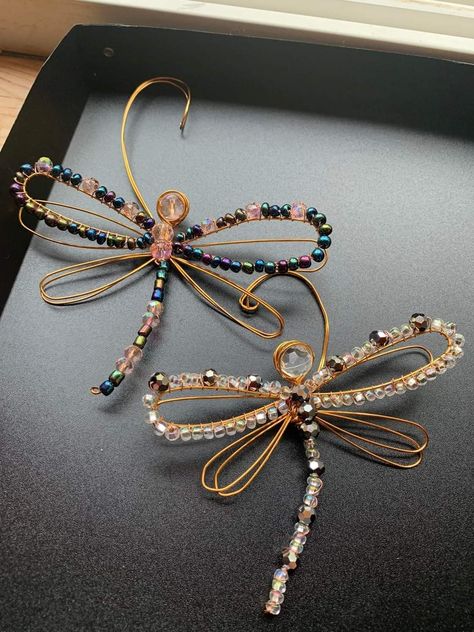 Dragonfly Crafts For Adults, Dragonfly Diy, Diy Dragonfly, Wire Dragonfly, Beaded Suncatchers, Copper Wire Crafts, Dragon Fly Craft, Glass Bead Crafts, Copper Wire Art