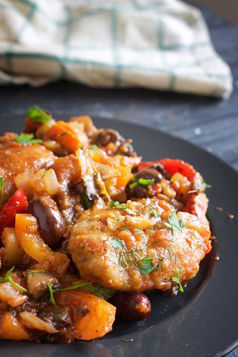 Vegan Chicken Cacciatore, Vegan Cacciatore, Vegetarian Cacciatore, Italian Chicken Cacciatore, Soy Chunks, Vegetarian Italian Recipes, Vegan Bakes, Veggie Main Dishes, Cacciatore Recipes