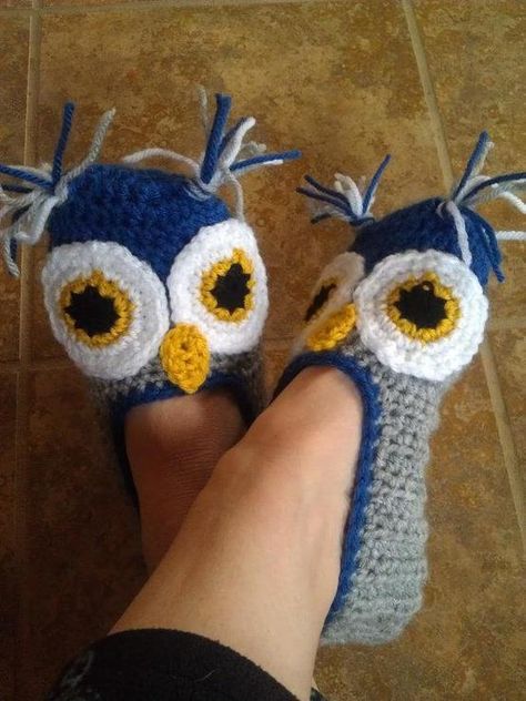 Owl Slippers, Crocheted Slippers, Crochet Owls, شال كروشيه, Owl Crafts, Crochet Booties, Crochet Socks, Crochet Shoes, Yarn Projects