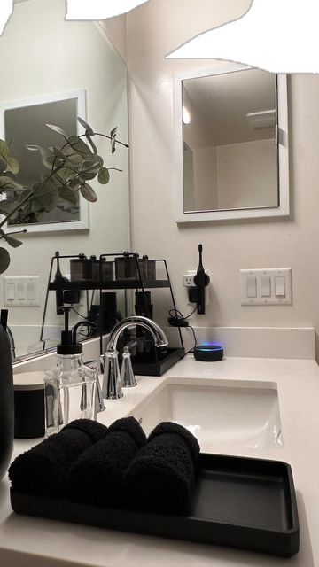 Black Bathroom Containers, Black Apartment Aesthetic Bathroom, Black Bathroom Aesthetic Modern, Black Bathroom Inspo Aesthetic, Bathroom Counter Decor Black, Black Bathroom Tray Decor, Black Aesthetic Bathroom Ideas, Small Black Bathroom Ideas Decor, Bathroom Men Ideas