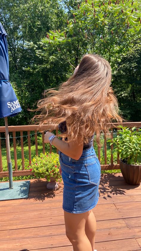 Natural long brown hair in the sunlight. Long brown hair cut with long round layers Brown Hair In Sunlight, Hair In Sunlight, Mouse Brown Hair, Long Round Layers, Long Thick Healthy Brown Hair, Light Brown Wavy Hair Aesthetic, Round Layers, Extremely Long Brown Hair, Long Wavy Light Brown Hair Aesthetic