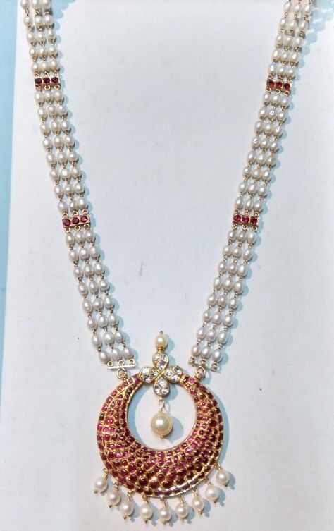 9844692401 Long Pearl Chain With Pendant, Pearl Jewelry Design Simple, Pearl Chain Designs, Pearl Long Chain, Pearl Gold Chain, Temple Jewelry Necklace, Gold Pearl Jewelry, Pearl Jewelry Design, Gold Jewelry Simple Necklace