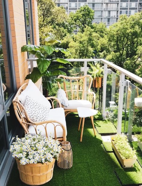 Fake Grass Balcony Apartment, Faux Grass Balcony, Faux Grass Patio, Fake Grass Patio, Grass Balcony, Artificial Grass Balcony, Hut Ideas, Comfy Things, Patio Decorations