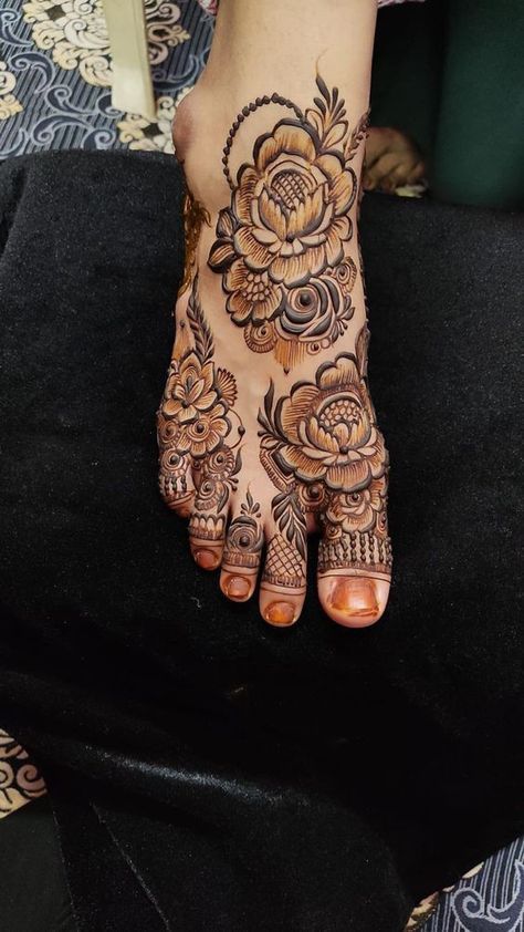 Floral Leg Mehandi Design, Legs Mehndi Design Khafif, Leg Khafif Mehndi Designs, Khafif Leg Mehendi Design, Legs Design Mehndi, Leg Mehndi Designs Simple Easy, Mehndi Designs For Leg, Foot Mehndi Designs, Leg Mehandi