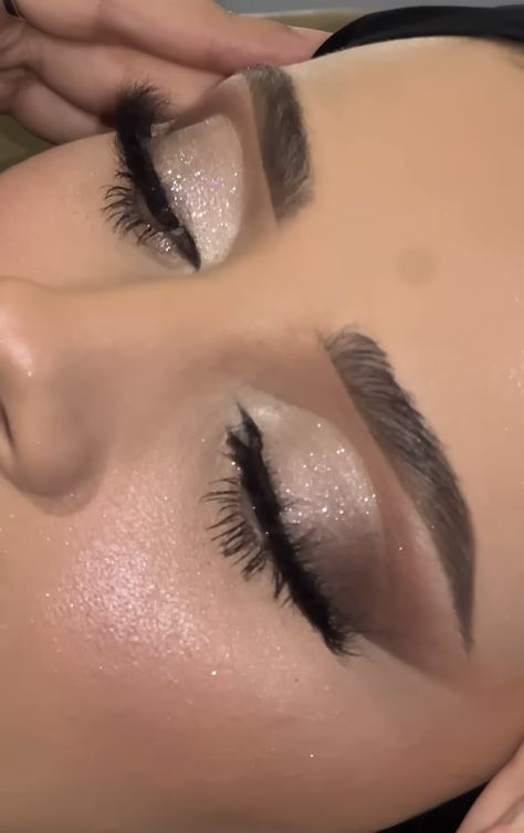 Eyeshadow Birthday Looks, Soft Christmas Makeup Looks, Grey Shimmer Eye Makeup, Smoky Shimmer Eye Makeup, Makeup Ideas Silver Dress, Makeup For Night Wedding, Silver Brown Eyeshadow, Makeup For Black Glitter Dress, Makeup For A White Outfit