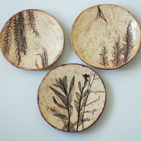 chic tableware, creative DIY tableware, vintage plates. DIY Plant Pressed Ceramics, Botanical Pressed Pottery, Plant Ceramics, Botanical Ceramics, Botanical Pottery, Tableware Ideas, Diy Tableware, Cerámica Ideas, Keramik Design