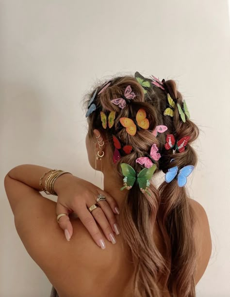 Curly Hair With Butterflies, Carnaval Aesthetic, 90s Makeup Look, Brown Hair Shades, Festival Inspo, Beautiful Braided Hair, Eras Tour Outfit, Clip Hairstyles, Holistic Beauty