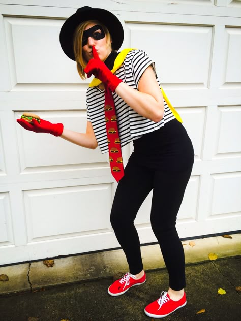 The Hamburglar. My Halloween costume for this year! Mcdonalds Costume Halloween, Hamburgler Halloween Costume, Hamburgler Halloween Costume Women, Hamburglar Costume Women, Hamburglar Costume, Hamburger Costume, Halloween Costumes To Make, Diy Costumes Women, Halloween Coustumes