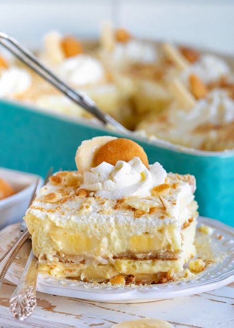 The BEST Banana Pudding recipe you'll ever try! This timeless, no bake dessert is always a winner with friends and family and is so delicious! Made with layers of fresh bananas, Nilla wafers, fresh whipped cream and banana pudding! // Mom On Timeout #bananapudding #bananarecipe #bananas #pudding #nobake #summerrecipes #dessert #desserts #bananapuddingrecipe Banana Pudding Recipe With Cream Cheese, Vanilla Wafer Banana Pudding, Recipes Using Cream Cheese, Easy Banana Pudding Recipe, Easy Banana Pudding, Banana Cream Pudding, Recipes Using Bananas, Banana Pudding Recipe, Banana Pudding Cake