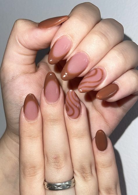 caramel brown nails Caramel Brown Nails Acrylic, Coloured Glazed Nails, Brown Pink Nails Design, Gel Nails Ideas Brown, Brow Nail Designs, Nail Brown Design, Caramel Nails Design, Caramel Brown Nails, Almond Nails Designs Brown