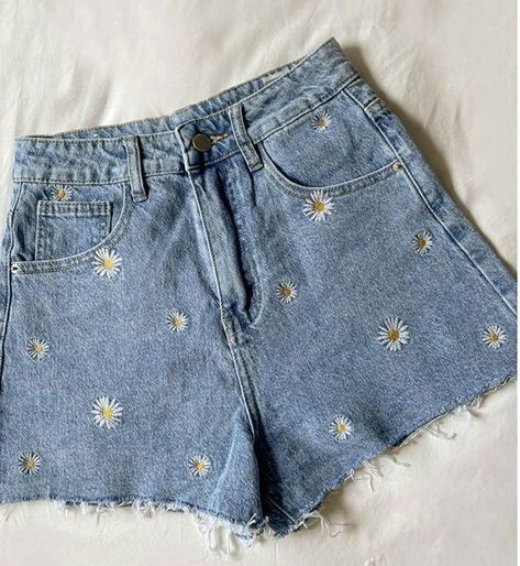 Rome Outfits, Embroidery Jeans Diy, Clothes Embroidery Diy, Denim Embroidery, Diy Clothes And Shoes, Diy Embroidery Designs, Diy Shorts, Bermuda Jeans, Embroidery On Clothes