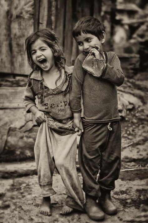 (Proof positive that money doesn't buy happiness.)  I'm considering drawing this picture Istoria Artei, Foto Vintage, Naha, Jolie Photo, People Of The World, 인물 사진, Fotografi Potret, Happy People, Rumi