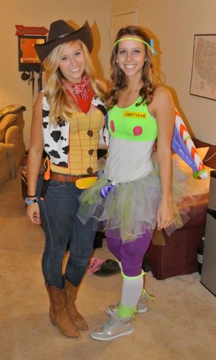 Toy Story's Buzz and Woody go to college! Buzz and Woody halloween costume DIY Buzz Costume, Disfraz Toy Story, Group Halloween Costume Ideas, Buzz And Woody, Costumes For Teenage Girl, Best Group Halloween Costumes, Woody Costume, Food Games, Toy Story Costumes