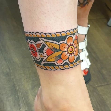 Traditional Ankle Cuff Tattoo, Ankle Cuff Tattoo, Ankle Band Tattoo, Neat Tattoos, Cuff Tattoo, Arm Tats, Traditional Style Tattoo, Tattoo Patterns, Floral Cuff