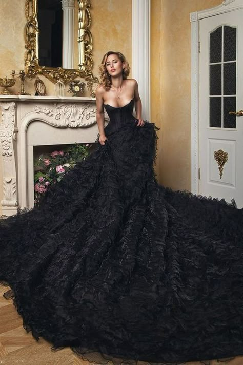 Romance Wedding Dress, French Wedding Dress, Traditional White Wedding, Black Gown Dress, Met Gala Outfits, Black Ball Gown, Gowns Elegant, Couture Wedding Gowns, Black Bridal