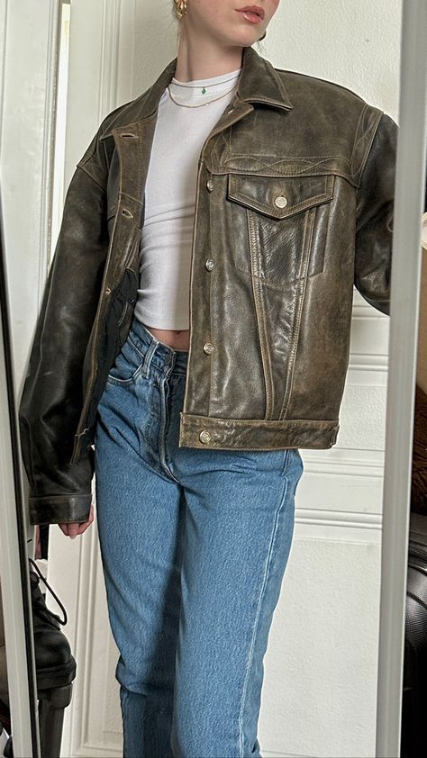 Old Jacket Aesthetic, Brown Leather Jackets For Women, Halloween Costumes With Leather Jacket, Lether Girl Jacket Aesthetic, Fall Jackets 2023, Grunge Leather Jacket Outfit, Vintage Brown Leather Jacket Outfit, 90s Leather Jacket Outfit, Vintage Leather Jacket Outfits