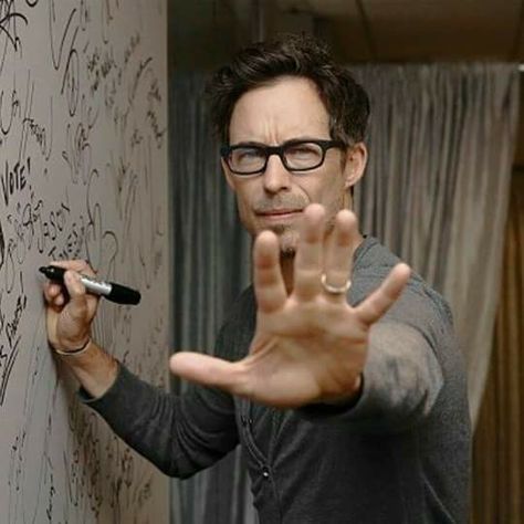 Tom Cavanagh // harrison wells Doctor Wells, Harry Wells, Harrison Wells, Tom Cavanagh, Flash Drawing, Eobard Thawne, Reverse Flash, Star Labs, Supergirl Dc