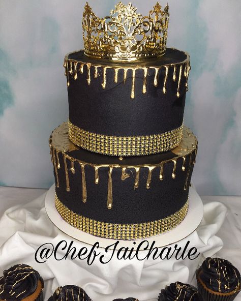 Black And Gold Cake With Crown, Black And Gold Quinceanera Cake, Black And Gold Quince Cake, Black And Gold Sweet 16 Cake, 5oth Birthday Party Ideas For Women, Black And Gold Birthday Cakes, Black And Gold Cake Birthday For Women, Black And Gold Birthday Party Ideas, Birthday Cake Black And Gold