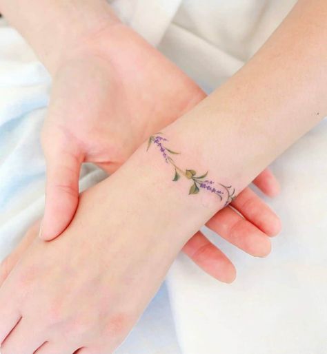 Top 30 Amazing Bracelet Tattoo Ideas (2021 Updated) 23 Bracelet Tattoos With Names, Braclet Tattoo, Tattoos Pulseras, Bracelet Tattoos For Women, Lotusblume Tattoo, Wrap Around Wrist Tattoos, Bracelet Tattoos, Wrist Bracelet Tattoo, Cuff Tattoo