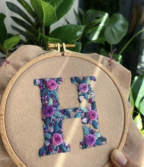 Hand Embroidery Letters, Diy Embroidery Shirt, Silk Ribbon Embroidery Patterns, Simple Hand Embroidery Patterns, Diy Bead Embroidery, Embroidery Alphabet, Hand Embroidery Videos, Diy Embroidery Patterns, Embroidery Letters