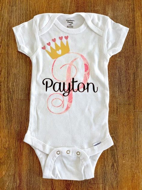 Embroidery Outfits, Onesies Baby, Sublimacion Ideas, Cricut Baby, Personalized Onesie, Baby F, Sibling Shirts, Silhouette Ideas