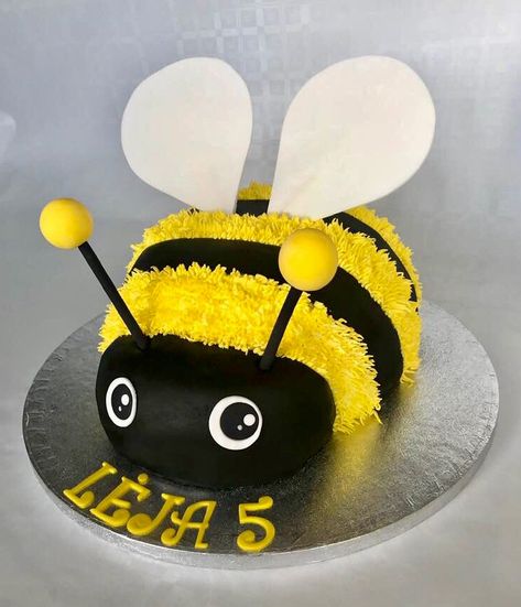 Birthday Cake Princess, Bee Birthday Cake, Bumble Bee Cake, Bee Themed Birthday Party, Tårta Design, Cake Princess, 1st Bday Cake, Bee Cake, Bumble Bee Birthday