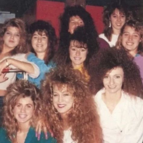 Friend group in the 1980s Nanowrimo Aesthetic, Movie Closet, 80s Summer Aesthetic, 80s Hair And Makeup, 80s Big Hair, 1980s Looks, 80’s Aesthetic, Aqua Net, 80s Girl