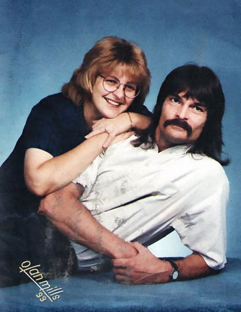 Jcpenny Photos, 80s Couples, Awkward Family Photos Christmas, Awkward Family Pictures, 80s Couple, Funny Couple Photos, Awkward Family Christmas, Funny Photoshoot Ideas, Funny Couple Poses