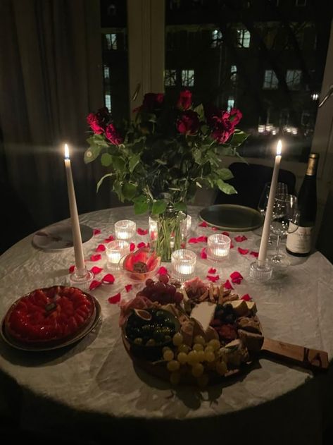 Candle Light Dinner At Home Ideas, Candle Lit Dinner At Home For Two, Private Dinner For Two Romantic, Candle Lit Dinner For Two, Candle Night Dinner, Vday Dinner, Romantic Dinner Setting, Dinner Romantic, Dinner Setup