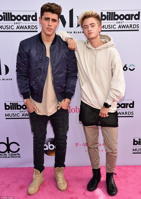 Staying close: Singers Jack Gilinsky (L) and Jack Johnson for Jack & Jack coordinated in their trendy looks Nate Maloley, Jonas Blue, Omaha Squad, Gossip Girl Fashion Blair, Billboard Awards, Jack G, Jack Gilinsky, Jack Jack, Magcon Boys