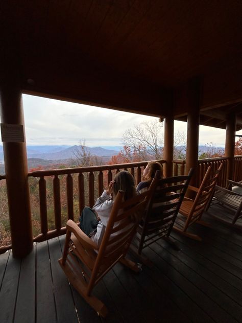 #chill #aesthetic #mountains #cabin #weekend Mountains Cabin Aesthetic, Log Cabin Mountains, Cabin In Tennessee Mountains, Vermont Cabin Aesthetic, Cabin Retreat Aesthetic, Cozy Old Home Aesthetic, Family Cabin Aesthetic, Gatlinburg Picture Ideas, Smokey Mountains Tennessee Aesthetic