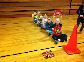 Puzzle Relay--either book covers or to reveal what one of the prizes is. Winter Gym Games, Sink The Ship, Pe Games Elementary, Gym Games For Kids, Crossfit Kids, Elementary Physical Education, Elementary Pe, Physical Education Lessons, Pe Activities