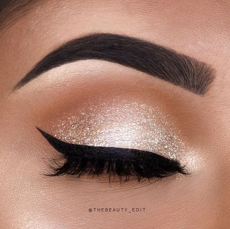 Sparkly nude eyeshadow and eyeliner SO BEAUTIFUL!! Light Pink Eyeshadow, Shimmer Eye Makeup, Make Up Designs, Wedding Hairstyles And Makeup, Eyeshadow Glitter, Alat Makeup, Eyeliner Tips, Smink Inspiration, Makijaż Smokey Eye