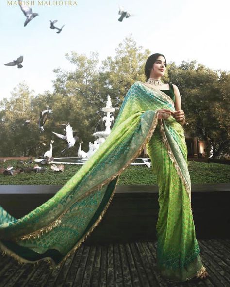 #Green #bandhani #Saree #stunning on @janhvi Kapoor 💚🌷💚 Indian Pose, Lifestyle Posing, Sabyasachi Lehenga, Janhvi Kapoor, Saree Poses, Vogue Wedding, Instagram Lifestyle, Indian Photoshoot, Saree Photoshoot