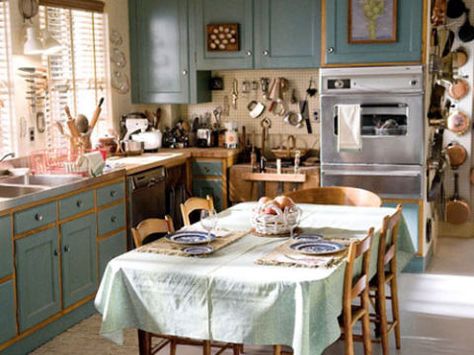 Set decorator Susan Bode Tyson re-created Julia Child's iconic kitchen for Nora Ephron's latest film, which is based on the best-selling 2005 book by Julie Powell. Tyson spent three months getting the look just right, mixing the perfect shade of blue-green paint for the cabinets, tracking down 1960s-era appliances such as a mixer and wall oven, and constructing the signature Peg-Board. Movie Kitchens, Julia Child Kitchen, Kitchen Decor Inspiration, House Things, Julia Child, Movie Sets, Kids Kitchen, Kitchen Styling, Cheap Home Decor