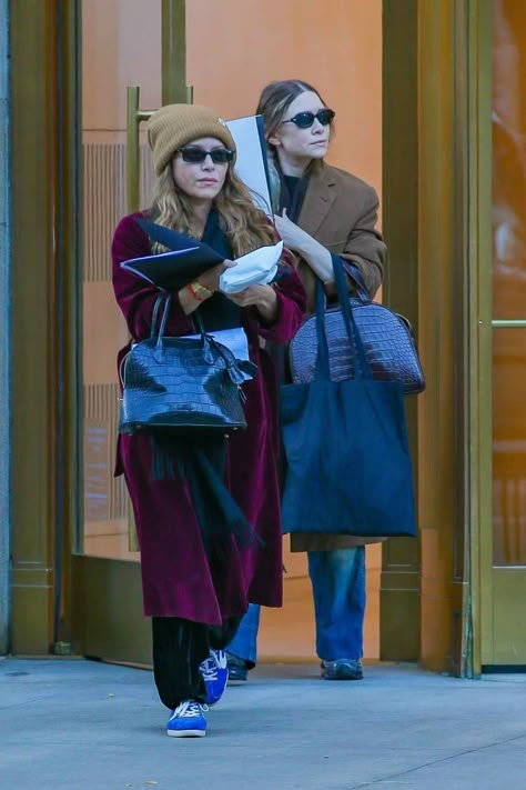 No One Out-Dresses the Olsen Twins in Autumn Olsen Twins 2024, Olsen Twins Style 2024, Olsen Twins Style 2020, The Row Outfits, Olsen Twins Style 2000s, Row Aesthetic, Mary Kate Olsen Style, Ashley Olsen Style, Olsen Style