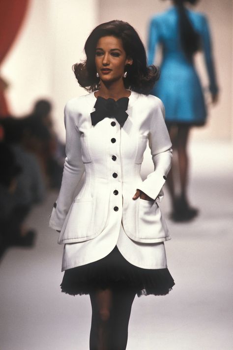 Beauty And Fashion 90s High Fashion, 90s Runway Fashion, Runway Fashion Couture, Mode Chanel, Runway Outfits, Paris Mode, Chanel Couture, Chanel Haute Couture, 1990s Fashion