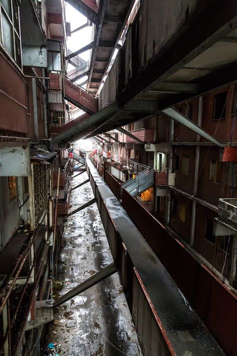 Brutalist City Concept Art, Capitalism Photography, Apartment In Italy, Urban Hell, Napoli Italy, Sci Fi City, Landscape Concept, Cyberpunk City, Brutalist Architecture