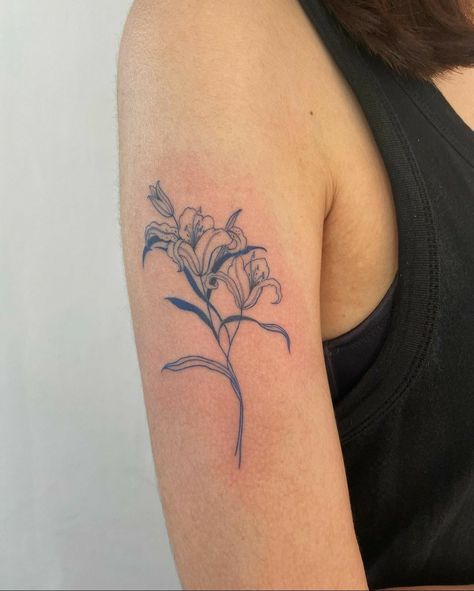 Trendy Back Tattoos, Grunge Flower Tattoo, One Point Tattoo, Arm Tattoo Flowers, Cool Flower Tattoos, Flower Tattoo On Arm, Tattoo Ideas Nature, May Flower Tattoo, Paintings Tattoo