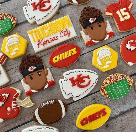 Chiefs Cookies, Super Bowl Cookies, Football Cookies, Chocolate Wedding Favors, Man Cookies, Chocolate Lollipops, Sugar Cookie Designs, Cookie Cups, Cookie Inspiration