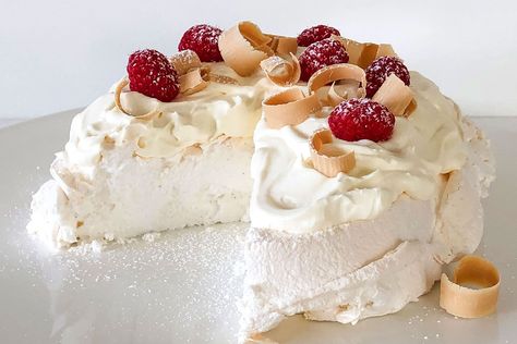 What if we told you that you can make a pavlova without needing to heat up the kitchen with your oven? Well, with this easy air fryer recipe, you can whip up a fluffy meringue base without spending hours cooking! Airfryer Meringue, Air Fryer Pavlova Recipe, Air Fryer Meringue, Air Fryer Meringues, Air Fryer Deserts Easy, Fluffy Recipe, Fluffy Meringue, Air Fryer Cake Recipes, Ninja Air Fryer