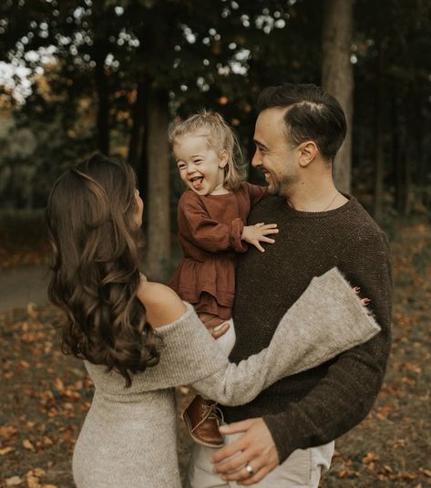 Family Of Three Photo Outfits, Family Photo Inspo Winter, White Shirt Blue Jeans Couple Photoshoot, January Family Photo Outfits, Family Photoshoot Outfits Winter, Family Photoshoot Winter, Family Of 3 Poses, Maternity Photos Ideas, Christmas Shots